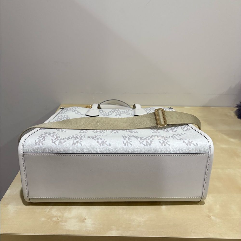 NWT MICHAEL KORS Maple Large NS Logo Tote Vanilla/Cream - Picture 4 of 6